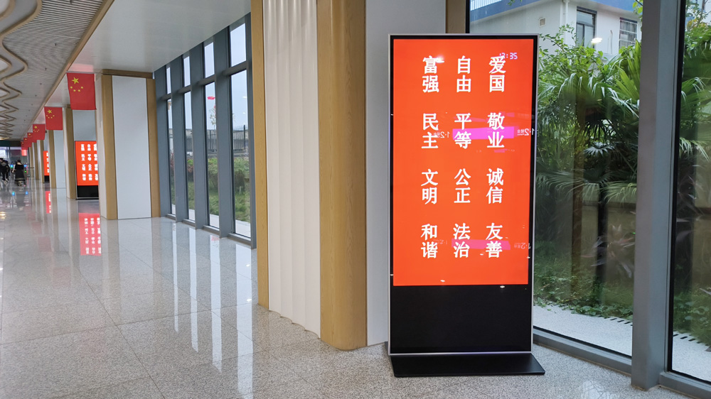 75寸數(shù)字標(biāo)牌廣告機(jī)引領(lǐng)河源東高鐵站全新顯示觀(guān)看體驗(yàn)
